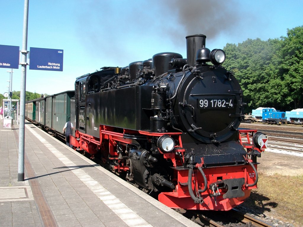99 1782 am 17.Juni 2010 am Bahnsteig in Putbus nach der Ankunft aus Lauterbach Mole.