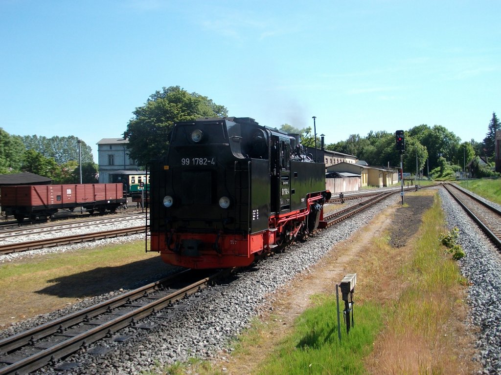 99 1782 erhielt am 17.Juni 2010 vom Zugleiter(Fdl)Putbus Ra12 um in die Einsatzstelle zugelangen. 