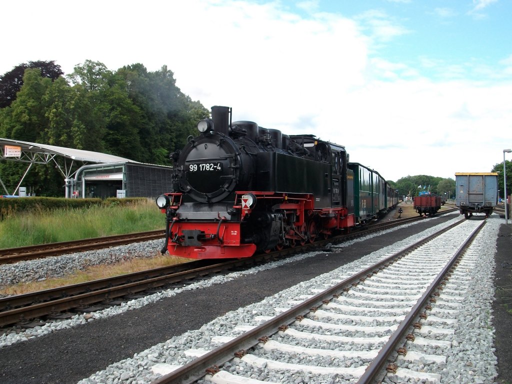 99 1782 kam am 06.Juli 2010 als Schlulok von Lauterbach Mole nach Putbus.Nach der Ankunft mute die Lok einen O-Wagen rangieren,dann ging es endlich die Einsatzstelle.