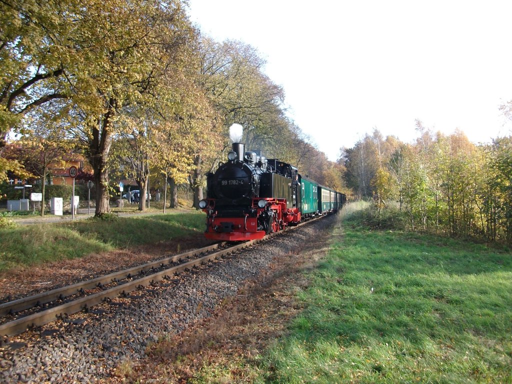 99 1782 kam am 29.Oktober 2010 mit wenig Dampf von G�hren nach Binz.