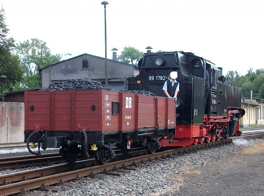 99 1782 rangierte am 06.Juli 2010 einen O-Wagen in Putbus.Wieder habe ich das Gesicht des Zugfhrers unkenntlich gemacht.