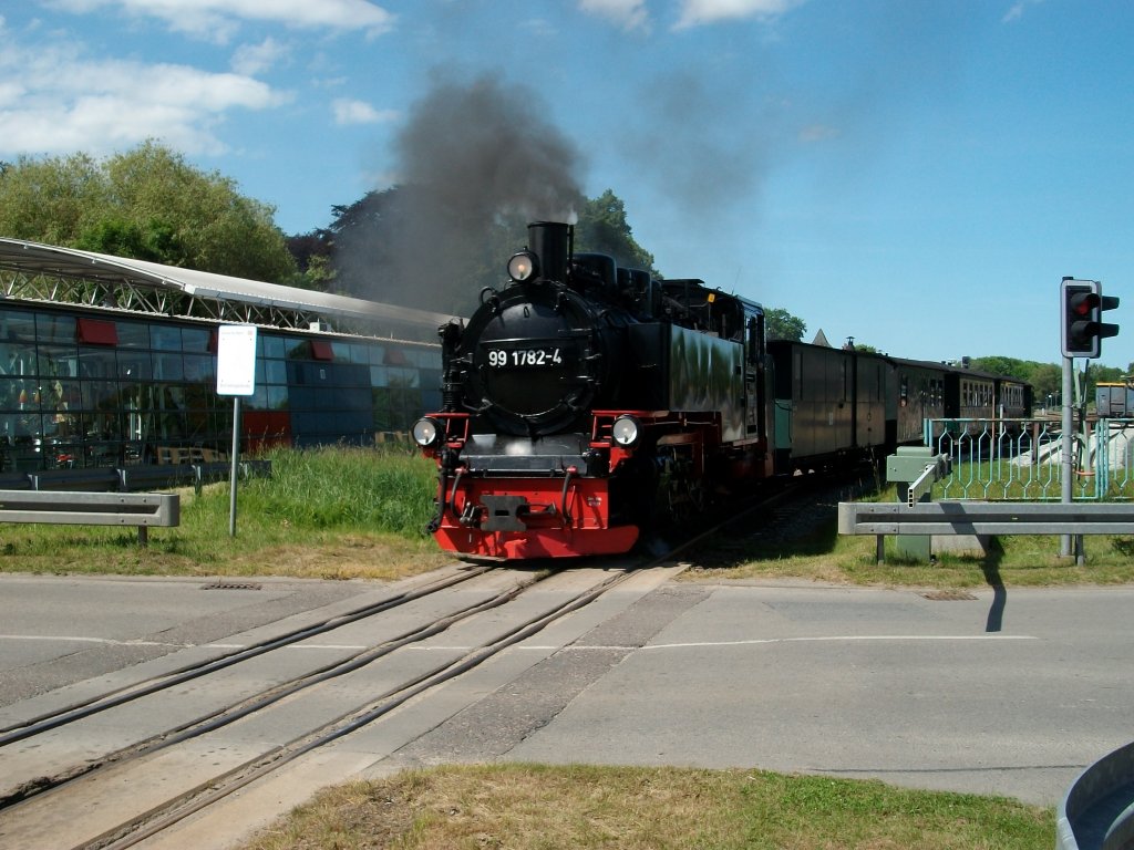 99 1782 berquerte am 17.Juni 2010 in Putbus an der Ausfahrt nach Lauterbach Mole einen Bahnbergang.Als dieser Bahnbergang noch Mechanisch war und mit einem Schrankenwrter besetzt war,hatte auch ich fters das Glck an der Schranke zuarbeiten.
