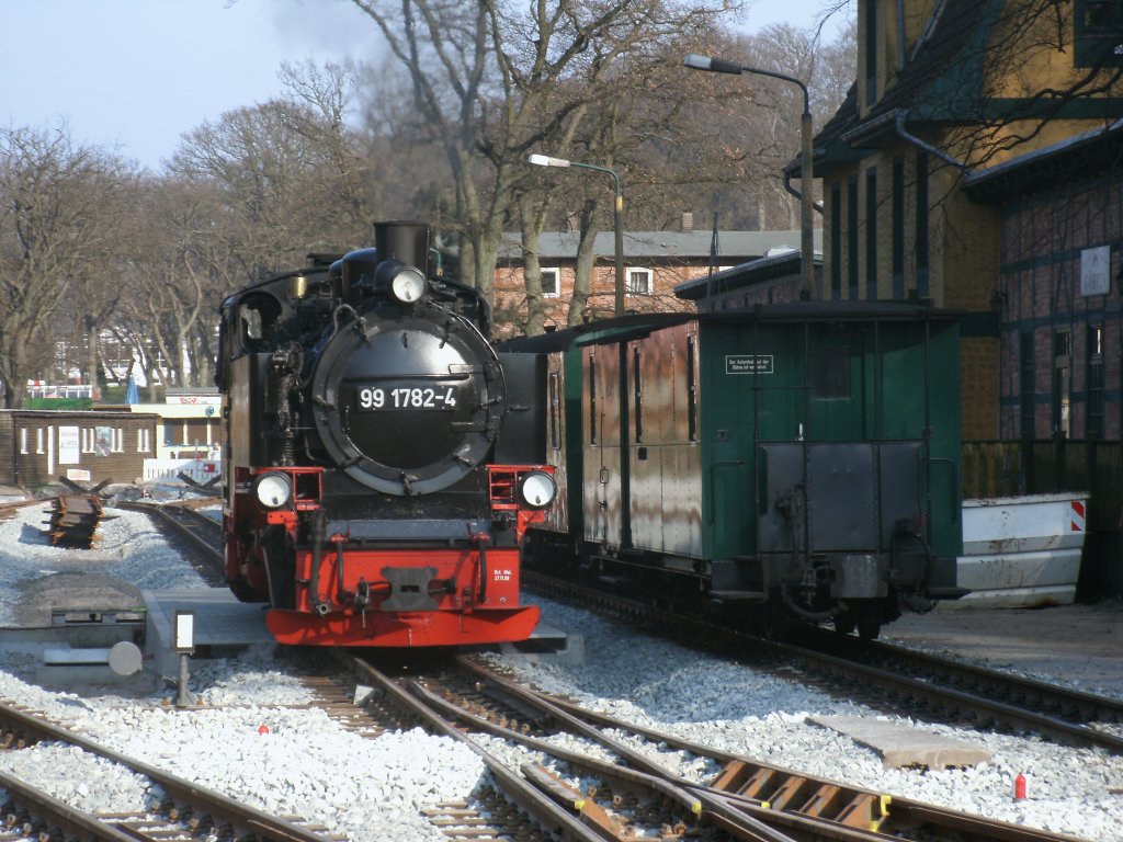 99 1782,am 19.April 2012,beim Lokumlauf auf den neuen Gleisen in G�hren