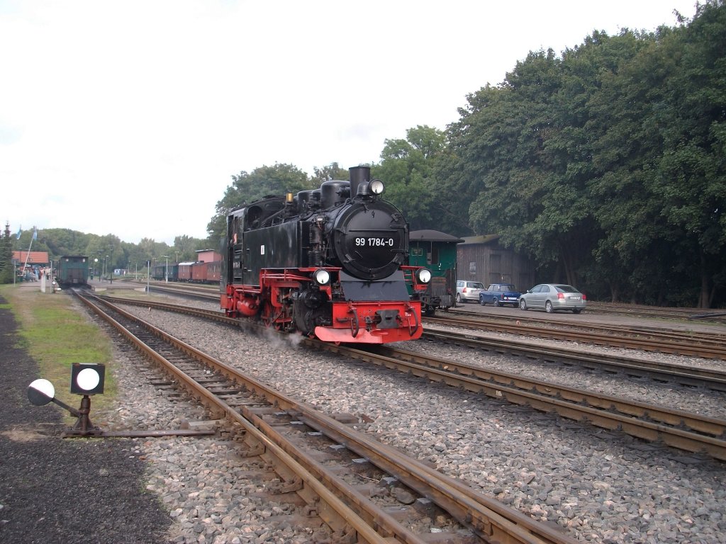 99 1784 am 13.September 2010 in Putbus auf dem Weg in die Einsatzstelle.
