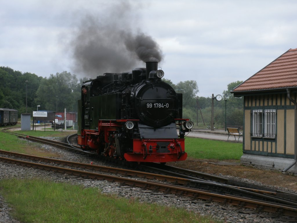 99 1784 fuhr,am 04.September 2012,in Putbus zu ihren Zug.