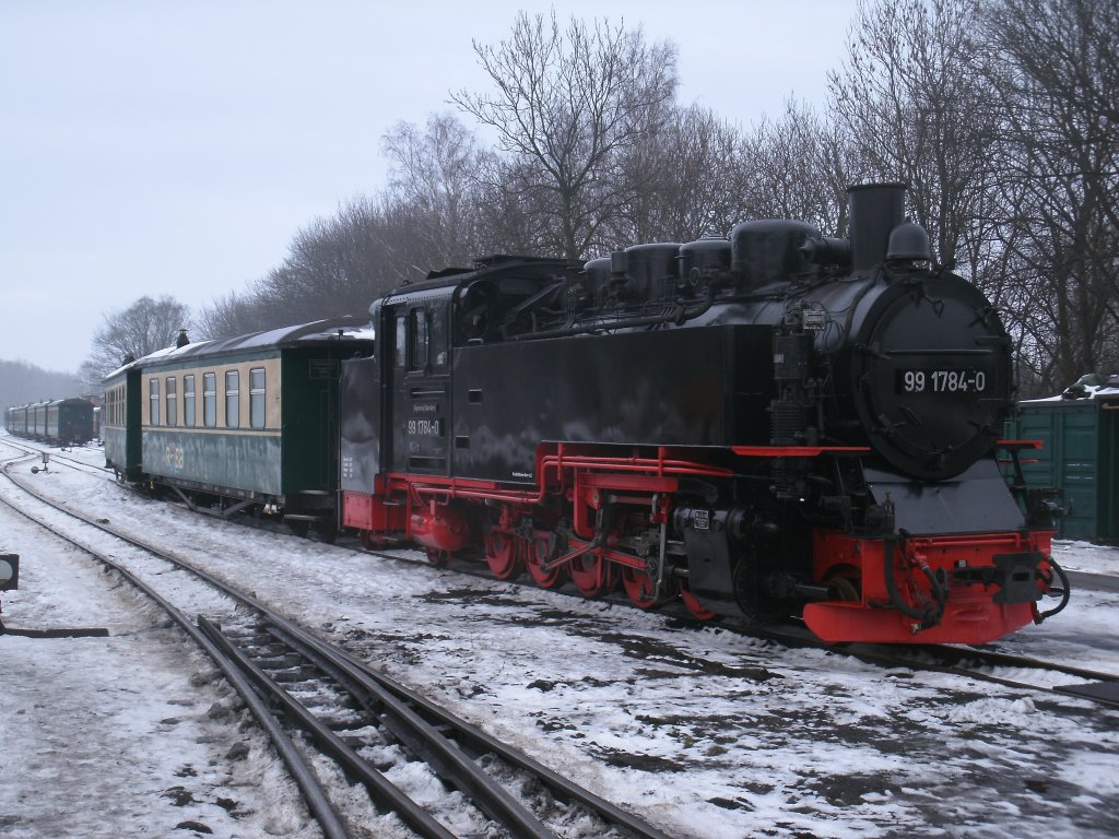99 1784 lie man,am 16.Dezember 2012,mit am abgestellten Zug in Putbus.