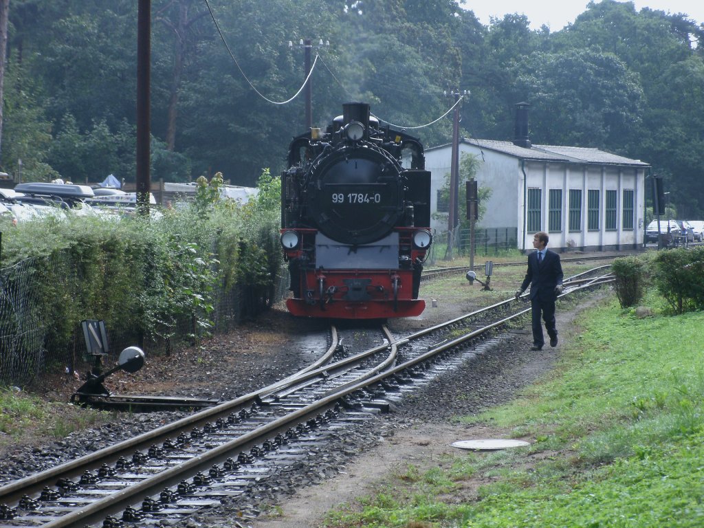 99 1784 mute,am 13.August 2011,in Ghren warten bis der Zugfhrer die Weiche 1 umgestellt hatte. 