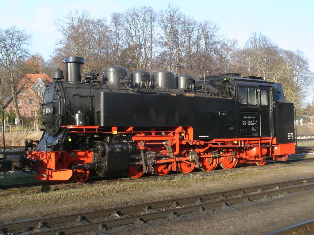 99 1784 in der Novembersonne,vom 23.November 2012,in Putbus.