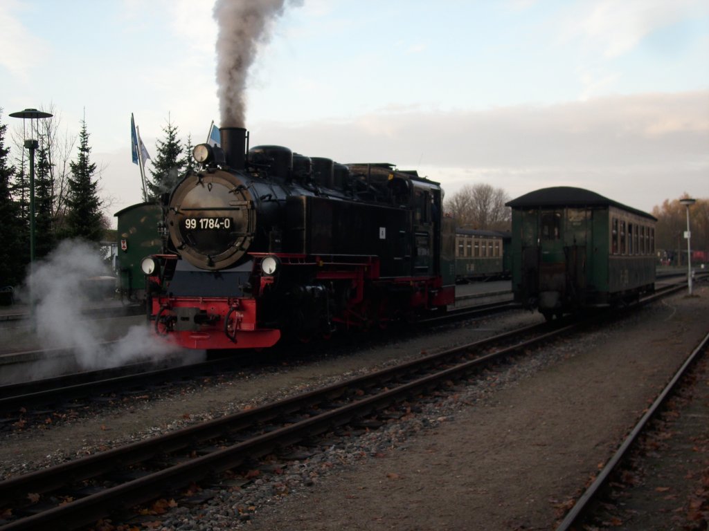 99 1784 unterwegs am 15.November 2009 in Putbus um ihren Nachmittagszug nach Ghren zu bernehmen.