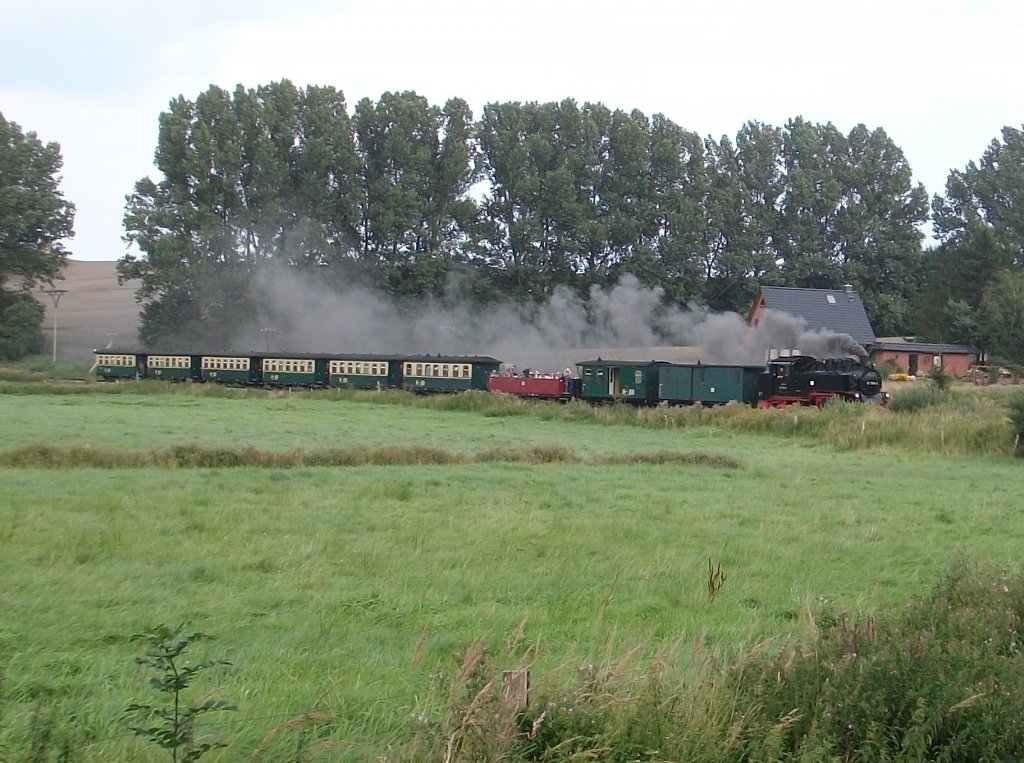 99 1784 war mit ihren Zug aus Ghren,am 20.August 2010,noch ein paar Meter vom Haltepunkt Serams entfernt.Auch zuerkennen der neue Aussichtswagen im Einsatz.
