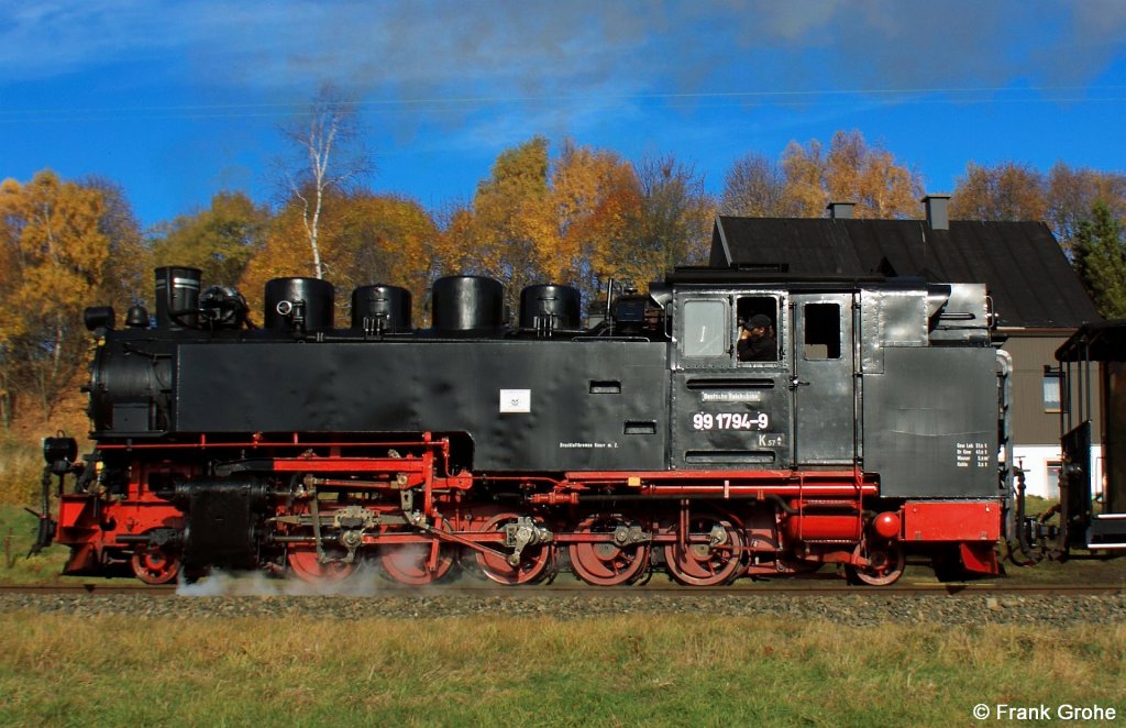 99 1794-9 mit DR - Beschriftung vor Zug 1001 Cranzahl - Oberwiesenthal, Fichtelbergbahn KBS 518, fotografiert bei Einfahrt in Hammerunterwiesenthal am 24.10.2012
