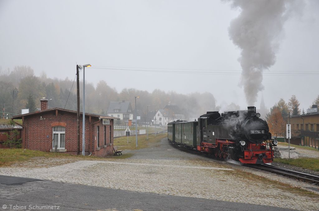 99 1794 mit P1001 in Hammerunterwiesenthal am 25.10.2012. Im Eisatz war die stilreine DR- Traditionsgarnitur.