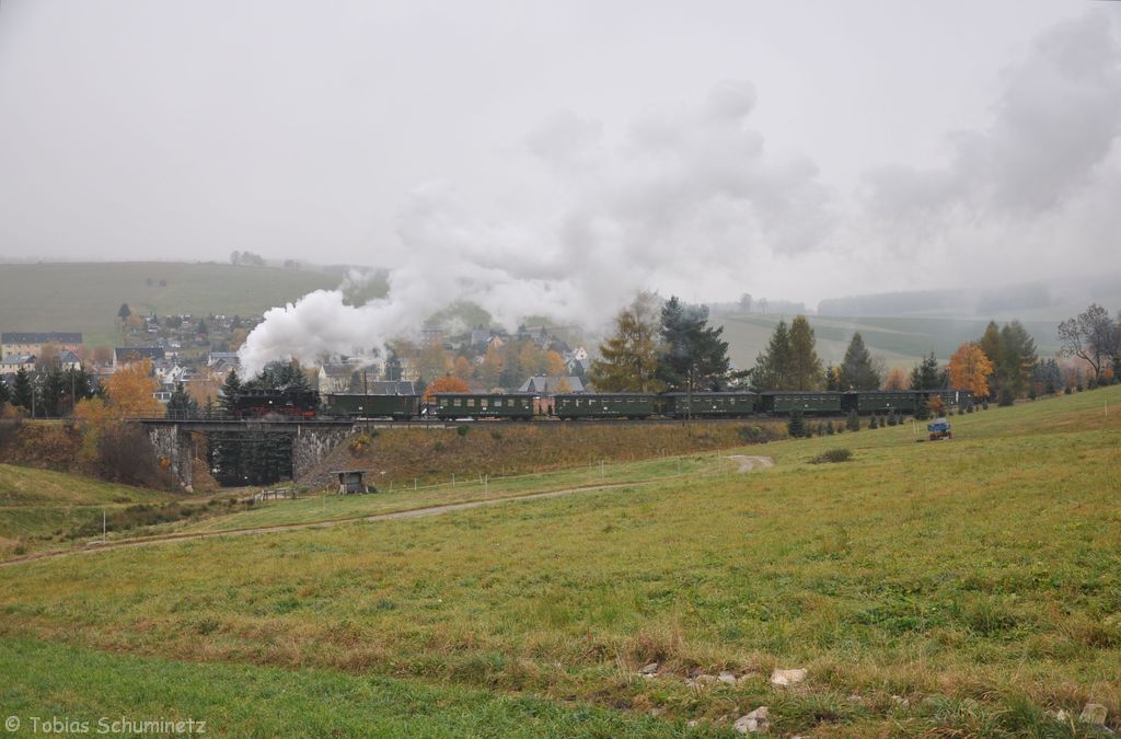 99 1794 mit P1001 Neudorf am 25.10.2012. Im Eisatz war die stilreine DR- Traditionsgarnitur.