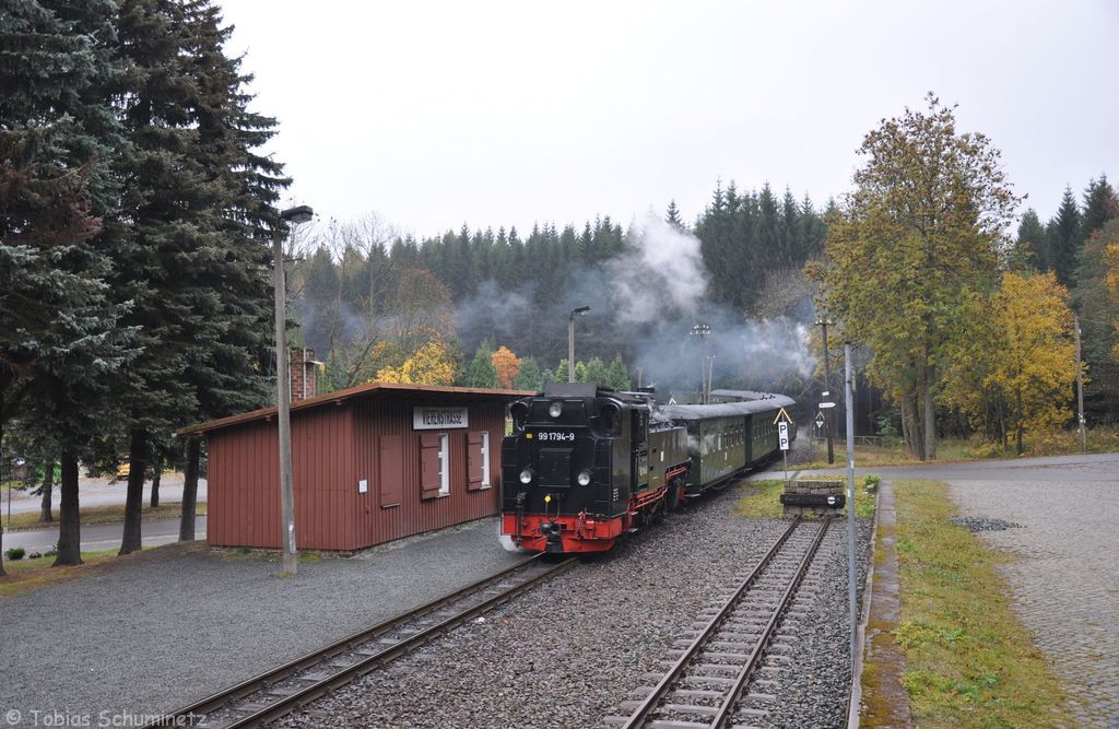99 1794 mit P1004 am 25.10.2012 in Vierenstrae. Im Einsatz war die historische DR-Traditionsgarnitur.