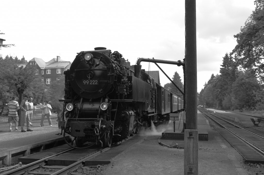 99 222 nimmt am 09.06.2010 in Drei Annen-Hohne Wasser.