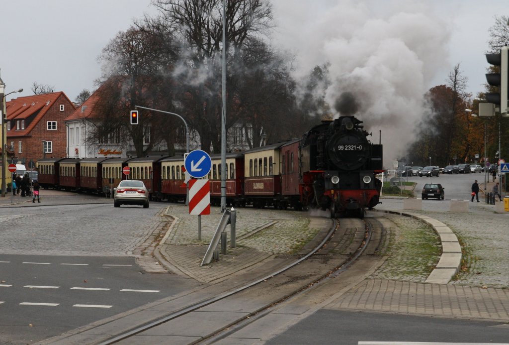 99 2321-0 ``Molli`` der mecklenburgischen Bderbahn bei der berquerung des Bahnberganges zwischen Bad Doberan Stadt und Bad Doberan HBF am 29.10.2012.