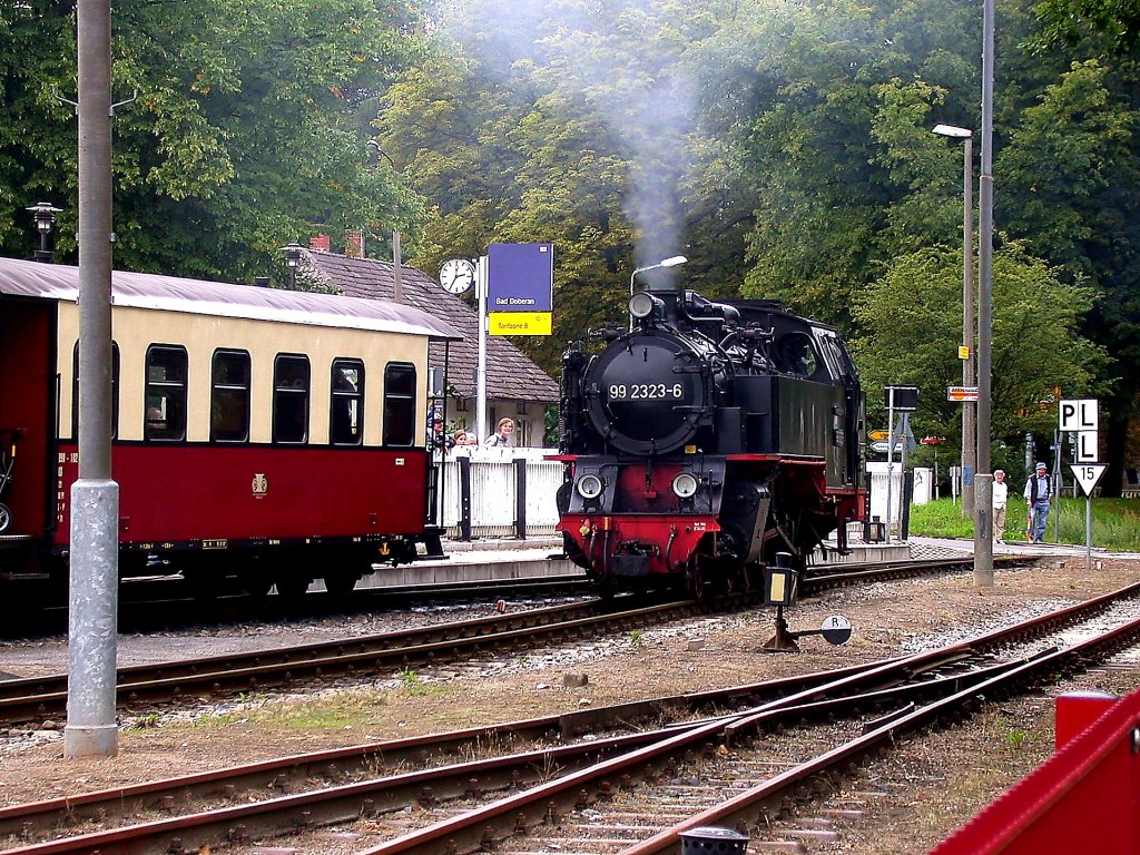 99 2323 rangiert am 09.08.2007 im Bahnhof Bad Doberan.