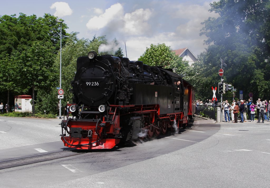 99 236  am 09.06.2012 mit P8935 zum Brocken beim berqueren der Westerntorkreuzung in Wernigerode.