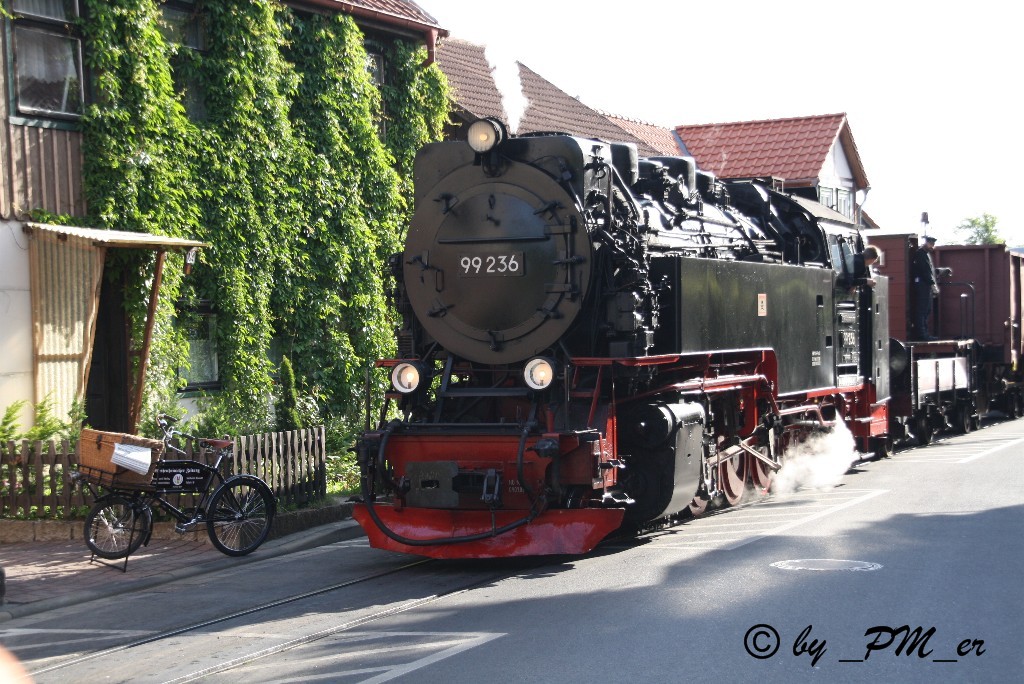 99 236 durchfhrt mit einem Gterzug die Kirchstr. in Wernigerode am 10.06.2012