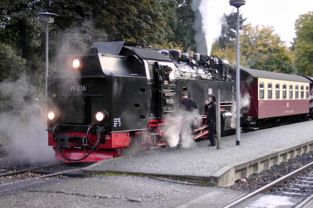 99 236 wartet 18:18 Uhr   am 13.10.12 in Drei - Annen  - Hohne auf  Ausfahrt nach 
Wernigerode