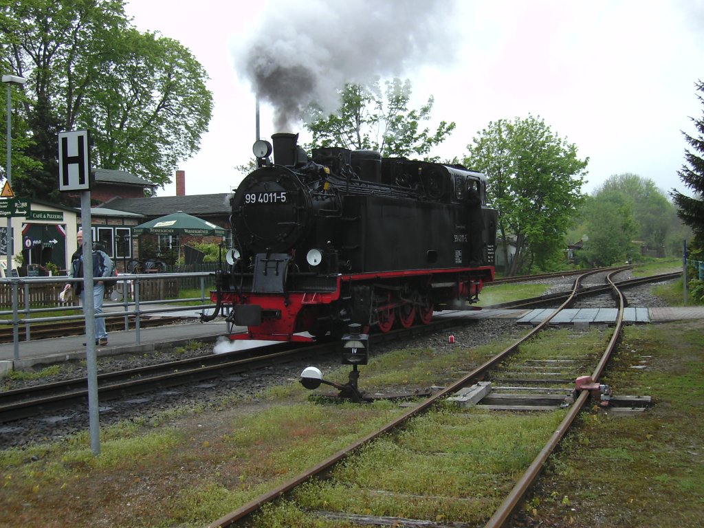 99 4011 ist am 22.Mai 2010 in Putbus unterwegs um ihren Zug nach Ghren zu bernehmen.