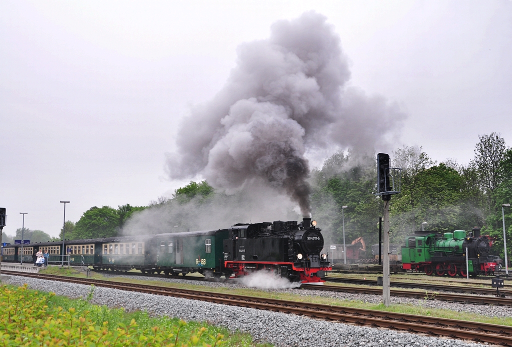 99 4011 verlt den Bf Putbus nach Lauterbach/Mole am 22.05.2010