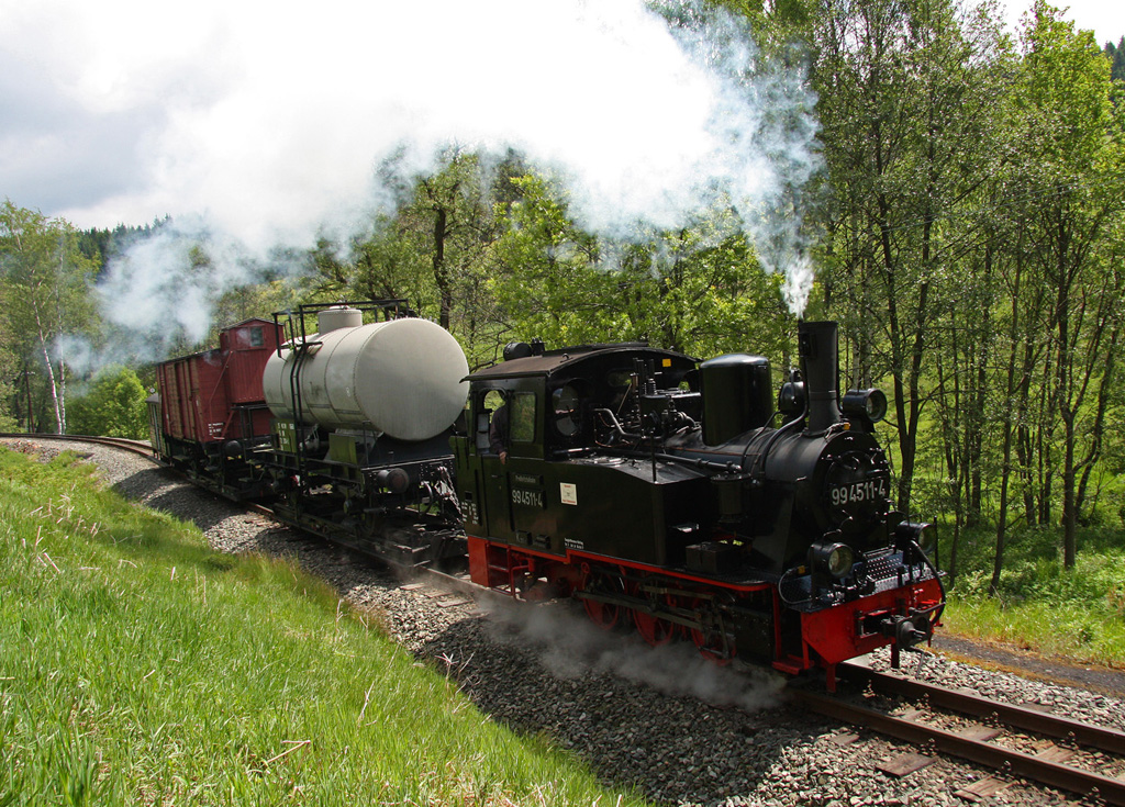 99 4511-4 erreicht mit ihrem Gterzug Jhstadt, 02.06.2012