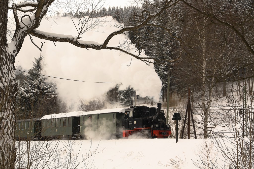 99 4511 ist am 13.02.2010 kurz vor dem Bahnhof Schmalzgrube unterwegs.