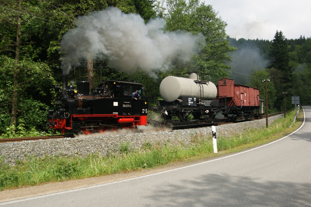 99 4511 mit einem Dstg zwischen Hp Stolln und Hp Forellenhof kurz vor der Grumbacher Kreuzung. Aufgenommen am 01.06.2012