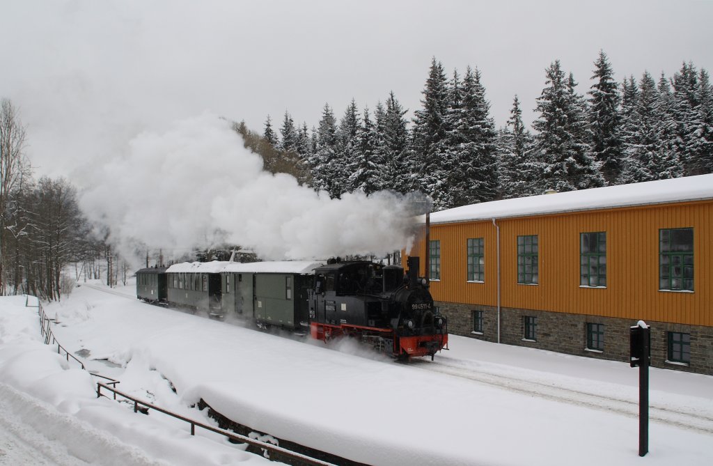 99 4511 passiert am 13.02.2010 die ehemalige Lagerhalle in Schl�ssel.