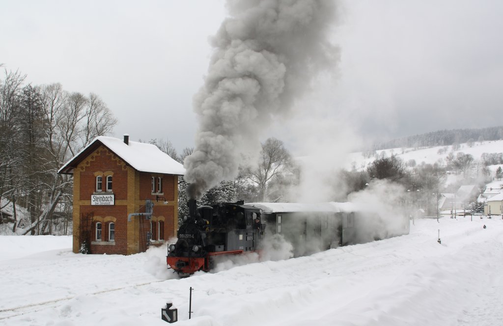 99 4511 verlsst am 13.02.2010 mit groer Lautstrke den Bahnhof Steinbach.