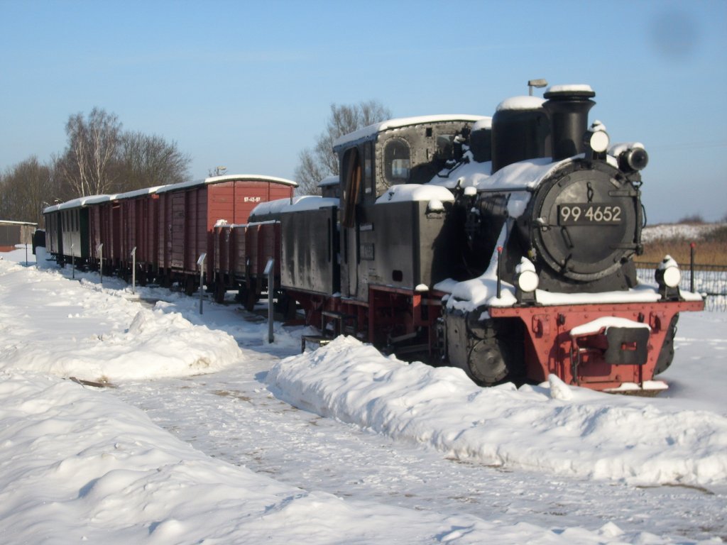 99 4652 eingeschneit im Traditionsbereich von Putbus am 23.Januar 2010.