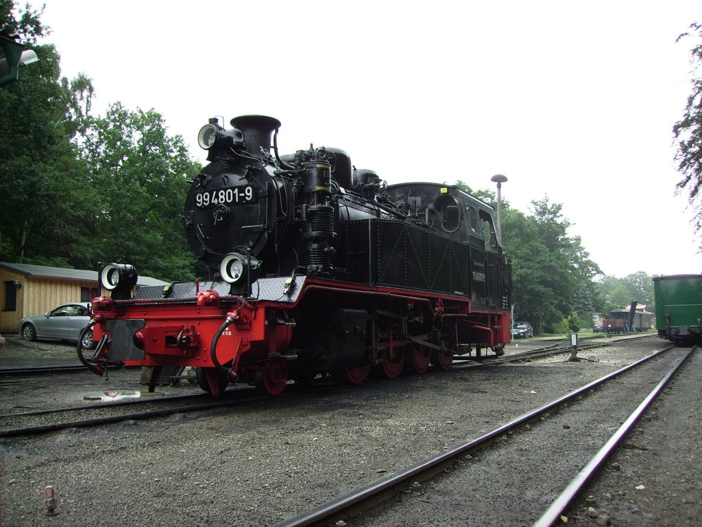 99-4801-9 ist am 25.08.2011 in Ghren (Rgen) gerade beim Wasserfassen, nachdem sie zuvor ihren Zug von Lauterbach Mole, ber Putbus, Binz, und Sellin nach Ghren gezogen hatte.