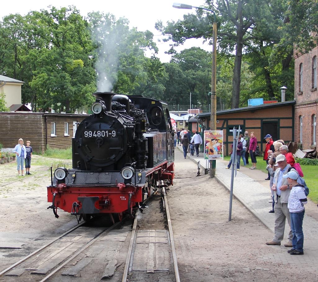 99 4801-9 brachte uns nach Ghren. Nach der Ankunft musste noch umgesetzt werden, danach ging es dann wieder zurck ber die Insel nach Putbus!
Aufgenommen am 08.08.2011 auf der Plattform des ersten Wagens im Bahnhof Ghren!