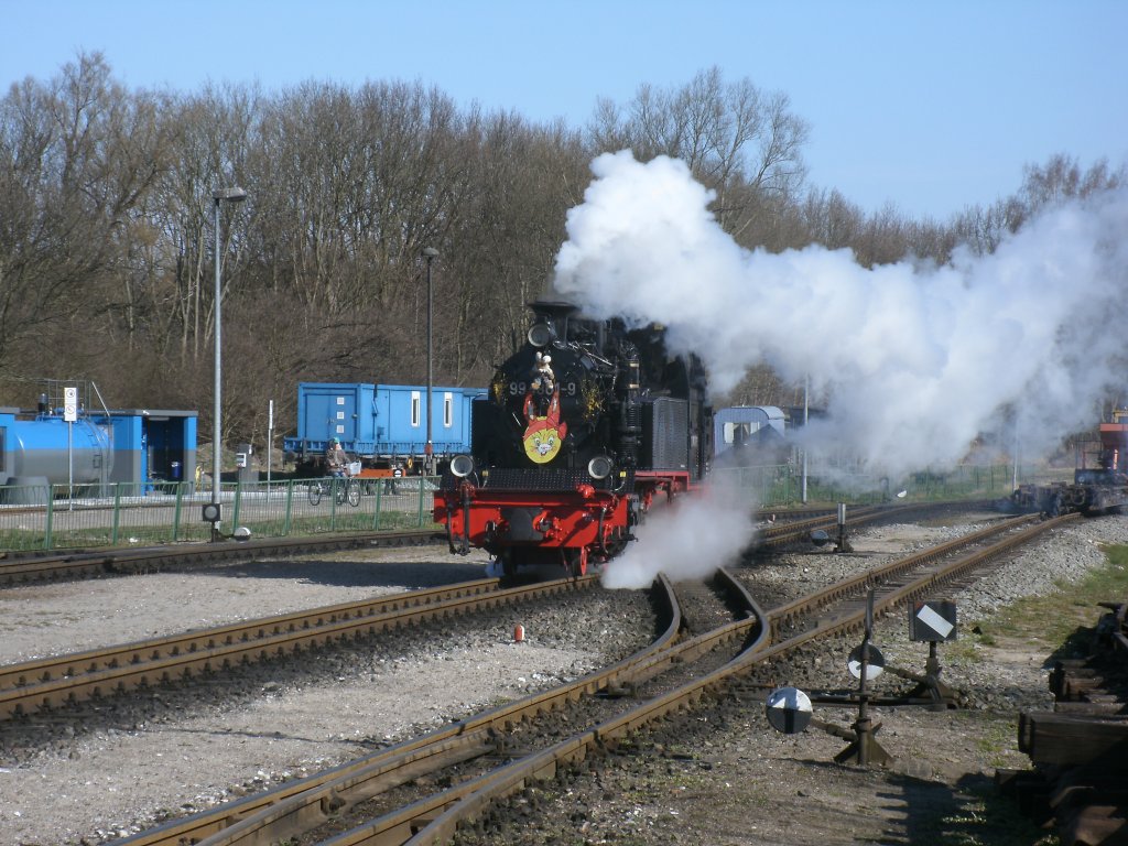 99 4801 war,am 06.April 2012,zur Ostersonderfahrt eingeteilt.Hier war die Lok in Putbus unterwegs zum Zug.