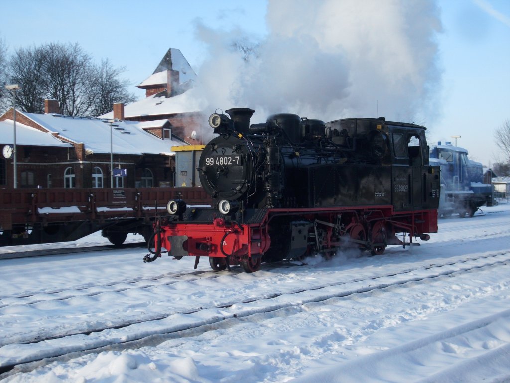 99 4802 dampfte am 23.Januar 2010 ber den verschneiten Bahnhof Putbus zur Einsatzstelle.
