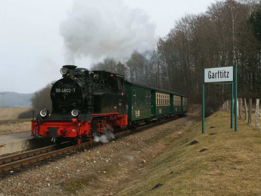 99 4802 durchfuhr noch,am 12.Mrz 2011.die Station Garftitz,doch in wenigen Wochen werden hier wieder zahlreiche Urlauber aus-und einsteigen und zum Jagdschlo Granitz wandern.