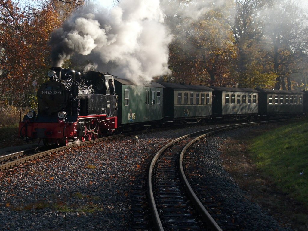 99 4802 fuhr am 07.November 2009 bei schnsten Herbstwetter von Ghren kommend in Sellin Ost ein.