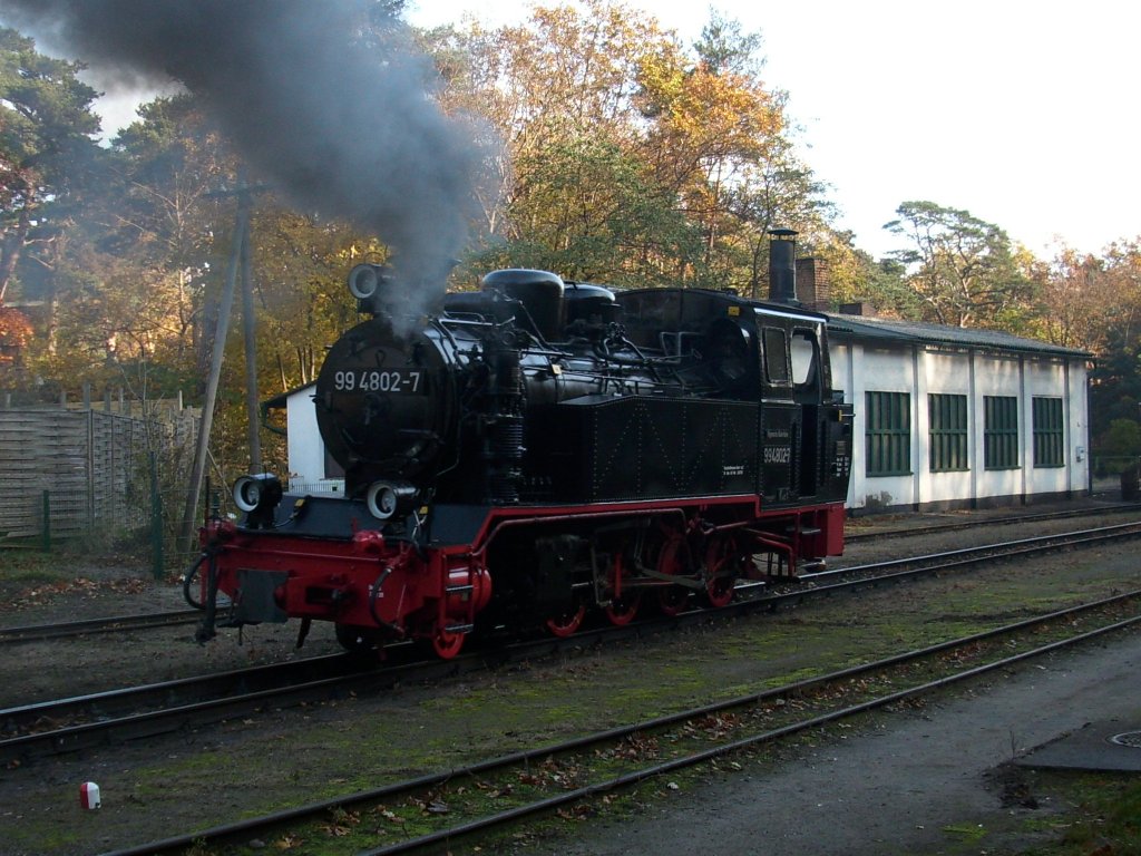 99 4802 bernahm am 07.November 2009 in Ghren ihren Zug nach Putbus.