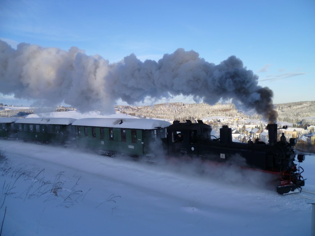 99 516 war am 01.12.12 bei der Museumsbahn Schnheide im Einsatz zum Adventsdampf. Hier gegen 15 Uhr in Schnheide, die Sonne war leider schon fast weg!!