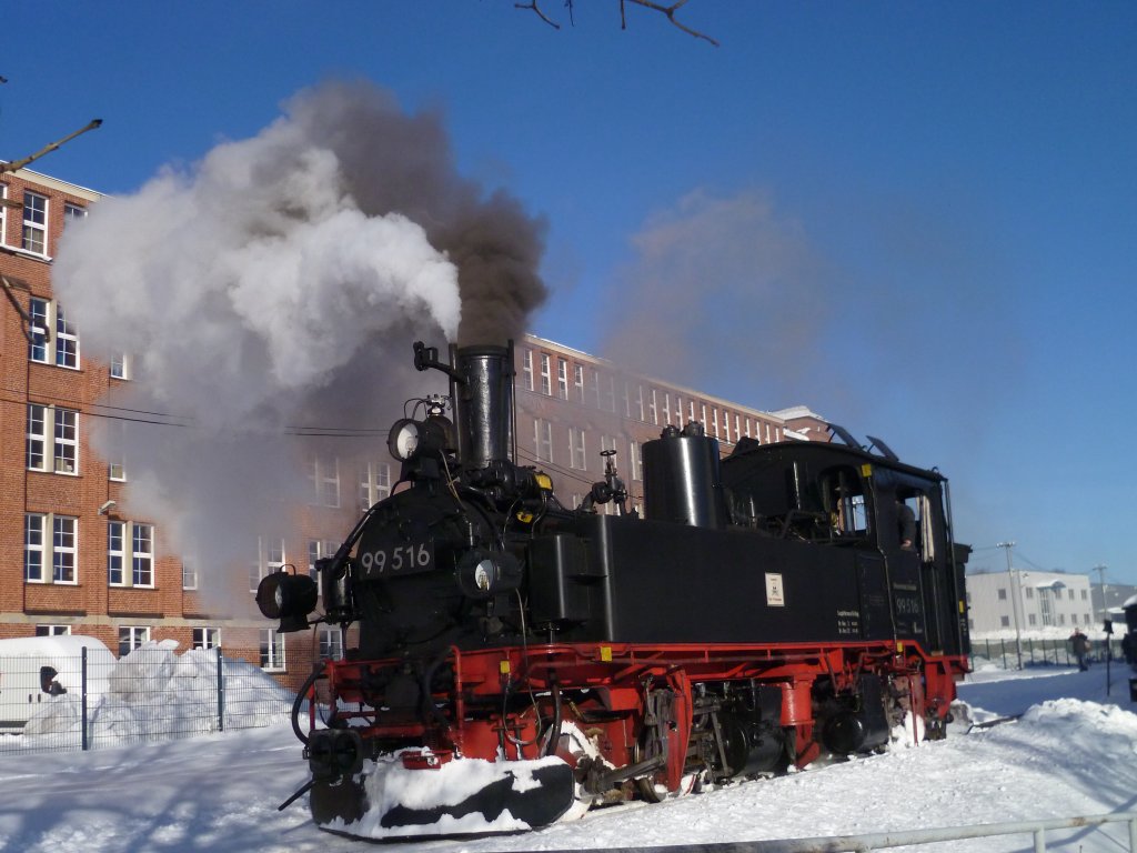 99 516 war am 01.12.12 bei der Museumsbahn Schnheide im Einsatz zum Adventsdampf. Hier beim umsetzen in Sttzengrn.