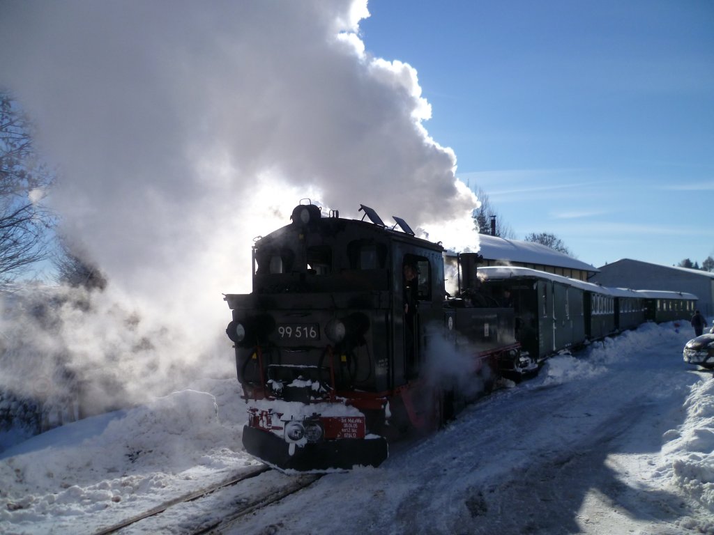 99 516 war am 01.12.12 bei der Museumsbahn Sch�nheide im Einsatz zum Adventsdampf. Hier die Ausfahrt in Schnheide.