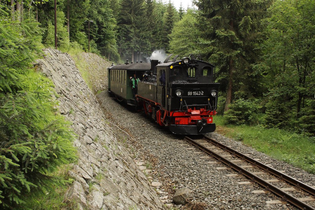 99 542 ist am 13.06.2011 zwischen Jhstadt und Schmalzgrube unterwegs. 

