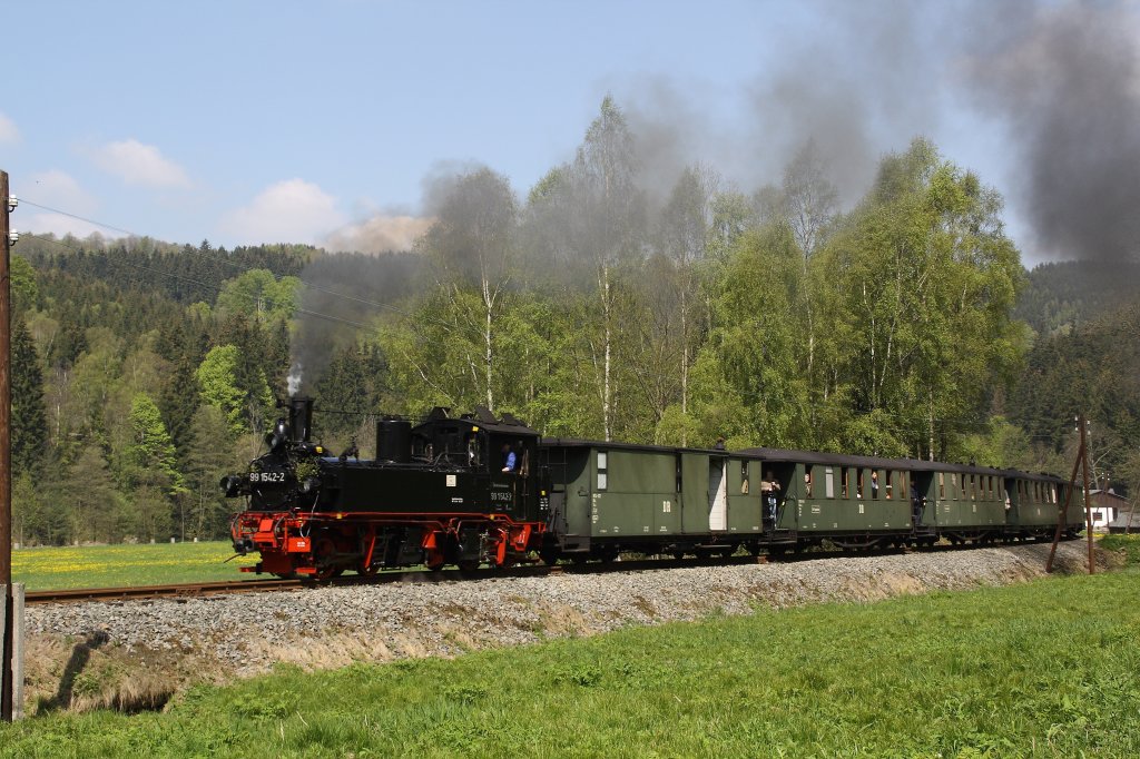 99 542 ist am 22.05.2010 zwischen Steinbach und Schmalzgrube unterwegs. 