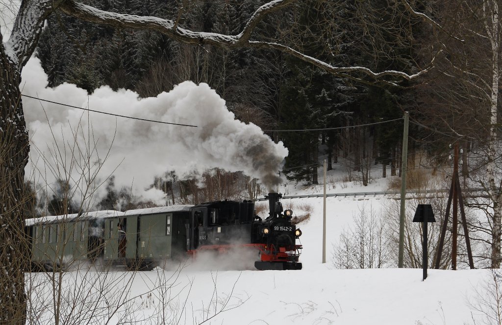 99 542 ist am 28.02.2010 zwischen Steinbach und Schmalzgrube in Richtung Jhstadt unterwegs.