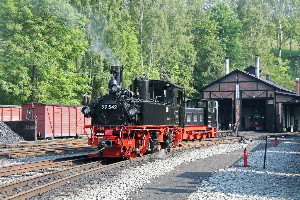 99 542 steht vor dem Jhstadter Lokschuppen bereit fr die Aufgaben des Tages. Auch sie wird heute Gterzge durch das Prenitztal ziehen.