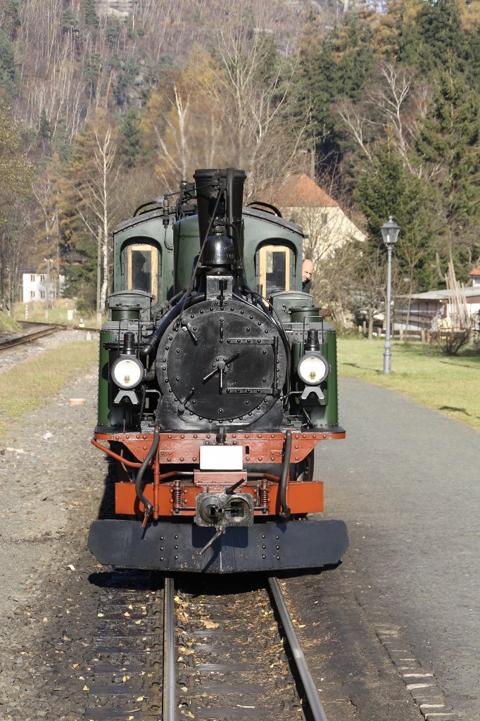 99 555 setzt am 30.10.2010 den Bahnhof Oybin um. Aufgenommen von der Plattform des ersten Wagens.

