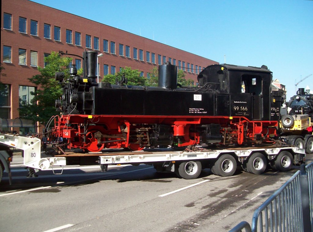 99 566 lsst sich beim  Historischen  Loktransport von DB-Schenker kutschieren.