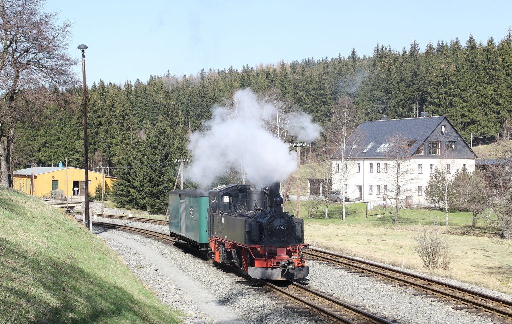 99 568 drckt nun den Fahrradwagen 974 323 in die Anschlubahn der Fahrzeughalle. (17.04.2010, Schlssel)