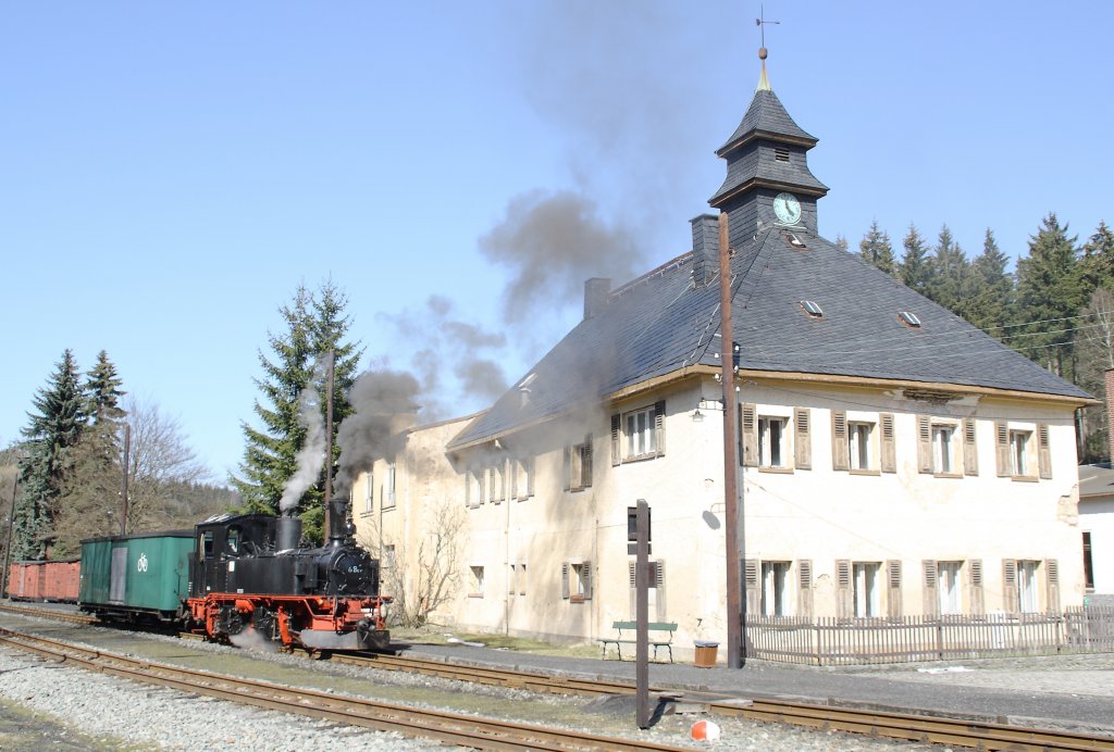 99 568 hat sich nun vor dem Fahrradwagen 974 323 gesetzt. Der Wagen wird gleich zur Fahrzeughalle gebracht. Natrlich wurde die Handbremse des Fahrradwagens besetz, da der Wagen nur mit Druckluftbremse ausgerstet ist.(17.04.2010, Schlssel)